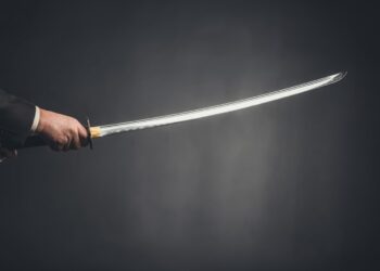 Μπούκαρε στο διαμέρισμα του γείτονα του και του επιτέθηκε με σπαθί