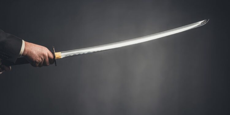 Alldaynews.gr Μπούκαρε στο διαμέρισμα του γείτονα του και του επιτέθηκε με σπαθί