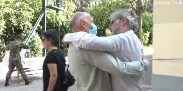 Ράκος ο ηθοποιός Οδυσσέας Σταμούλης: Κατέρρευσε στο μνημόσυνο του 11χρονου γιου του – Τραγική φιγούρα η μητέρα[video]