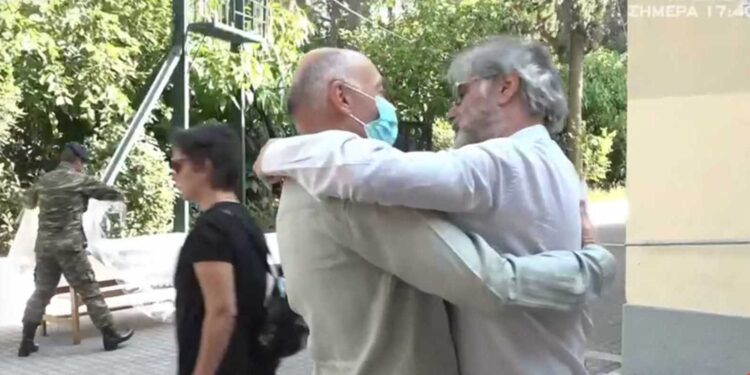 Ράκος ο ηθοποιός Οδυσσέας Σταμούλης: Κατέρρευσε στο μνημόσυνο του 11χρονου γιου του – Τραγική φιγούρα η μητέρα[video]