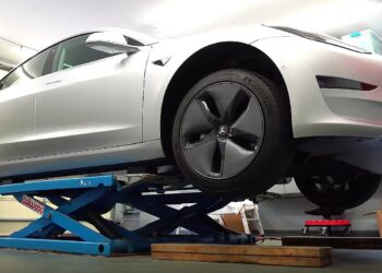 Απίστευτο: Δείτε πόσα πλήρωσε για τη συντήρηση του Tesla του