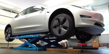 Alldaynews.gr Απίστευτο: Δείτε πόσα πλήρωσε για τη συντήρηση του Tesla του