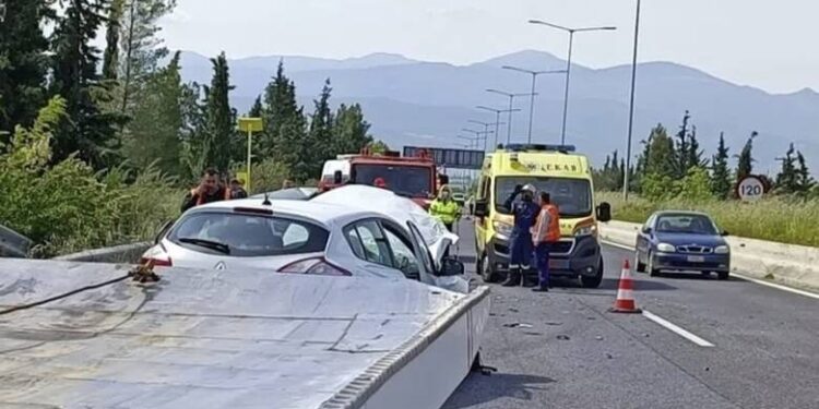 «Αποκοιμήθηκε ο οδηγός του ενός αυτοκινήτου»! Έτσι έγινε το τροχαίο στην Εθνική Οδό – Σοκαριστικές εικόνες