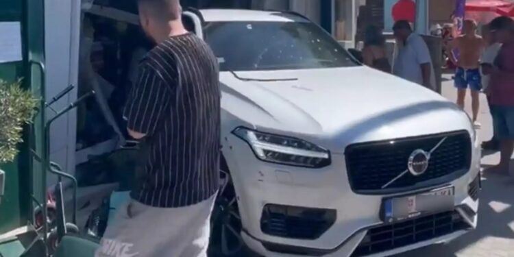 Αυτοκίνητο μπήκε σε κατάστημα της Χαλκιδικής την ώρα που ψώνιζαν μια μάνα με δύο παιδιά – Δείτε βίντεο