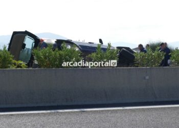 Alldaynews.gr Τραγωδία με μία νεκpή και έναν τραυματία σε τροχαίο: Έχασε τον έλεγχο και καρφώθηκε στο διαχωριστικό (φωτο, video)