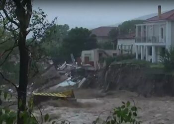 Κακοκαιρία Daniel – Μαγνησία: Εκκενώνεται το γηροκομείο Βόλου – Κατέρρευσε πτέρυγα (video)