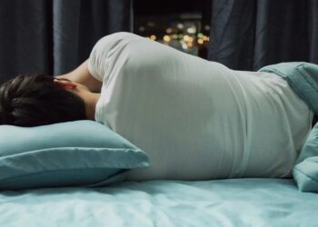 10 τύποι καρκίνου εμφανίζουν αυτό το σύμπτωμα στα σεντόνια σας κάθε πρωί