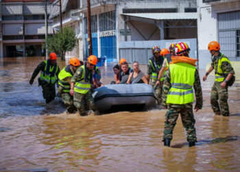 Alldaynews.gr ΕΚΤΑΚΤΟ: Ανετράπησαν σωστικές λέμβοι – Επιχείρηση διάσωσης 7 ατόμων