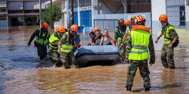 Alldaynews.gr ΕΚΤΑΚΤΟ: Ανετράπησαν σωστικές λέμβοι – Επιχείρηση διάσωσης 7 ατόμων
