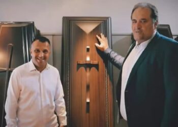 Επικό προεκλογικό σποτ υποψήφιου Συμβούλου σε Γραφείο Τελετών: «Σταυρός στον Μητράκα»!