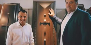 Επικό προεκλογικό σποτ υποψήφιου Συμβούλου σε Γραφείο Τελετών: «Σταυρός στον Μητράκα»!