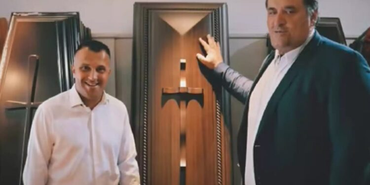 Επικό προεκλογικό σποτ υποψήφιου Συμβούλου σε Γραφείο Τελετών: «Σταυρός στον Μητράκα»!