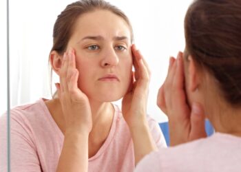 Τα προειδοποιητικά σημάδια στο πρόσωπο που δείχνουν ότι κάτι δεν πάει καλά με την υγεία μας