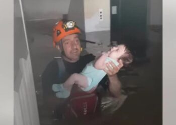 Alldaynews.gr Βάρκιζα: Ανήλικοι επιχείρησαν να βάλουν φωτιά (video)