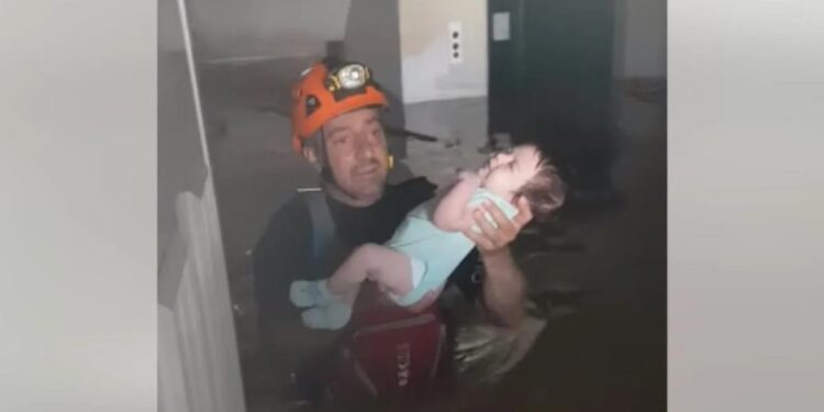 Alldaynews.gr Βάρκιζα: Ανήλικοι επιχείρησαν να βάλουν φωτιά (video)