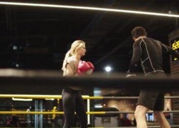 Τραγωδία σε αγώνα πυγμαχίας σε Live μετάδοση: Προπονητής πέθαvε την ώρα που αγωνιζόταν η σύζυγός του (φωτο, video)