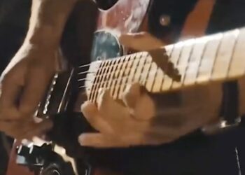 Κτηνοτρόφος από τη Λάρισα: Άρμεγμα, πότισμα και κιθάρα ανάμεσα στα πρόβατα (video)