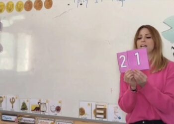 Η νεαρή Λαρισαία δασκάλα Δημοτικού Σχολείου που έγινε viral (video)