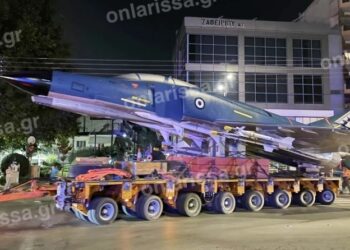 Άφωνοι οι Λαρισαίοι με το μαχητικό αεροσκάφος που εμφανίστηκε στους δρόμους της πόλης (video)