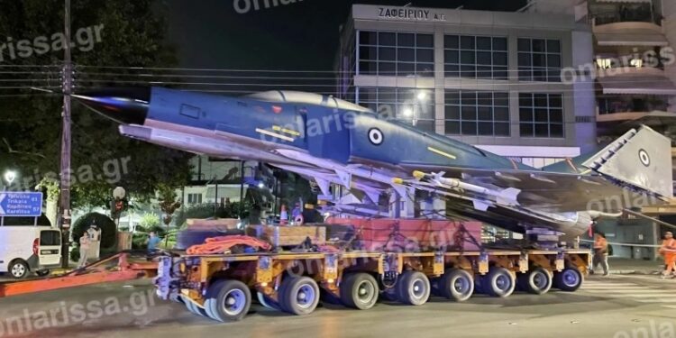 Alldaynews.gr Άφωνοι οι Λαρισαίοι με το μαχητικό αεροσκάφος που εμφανίστηκε στους δρόμους της πόλης (video)