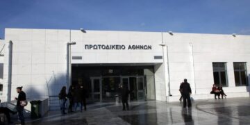 Alldaynews.gr Μητέρα έχασε την επıμέλεıα των ανήλικων παιδιών καθώς έβρıζε καθημερινά τον πατέρα τους (video)
