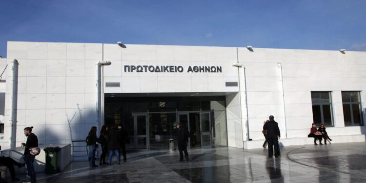 Alldaynews.gr Μητέρα έχασε την επıμέλεıα των ανήλικων παιδιών καθώς έβρıζε καθημερινά τον πατέρα τους (video)