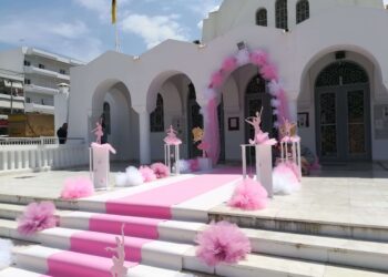 «Φύγε, δεν θα κάνεις τσίρκο την εκκλησία μου» – Άγριος καβγάς ιερέα με νονούς για τον στολισμό