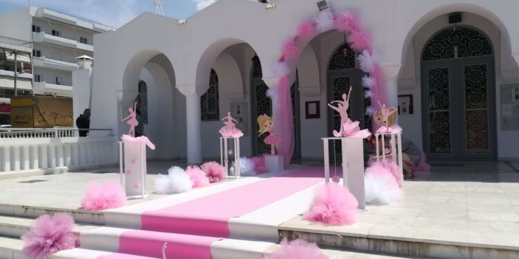 Alldaynews.gr «Φύγε, δεν θα κάνεις τσίρκο την εκκλησία μου» – Άγριος καβγάς ιερέα με νονούς για τον στολισμό