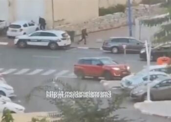 Βίντεο-σοκ με ενόπλους να πυροβολούν πολίτη που οδηγεί το αυτοκίνητό του