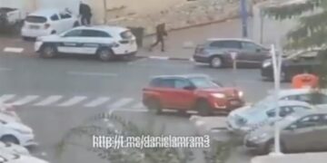 Βίντεο-σοκ με ενόπλους να πυροβολούν πολίτη που οδηγεί το αυτοκίνητό του