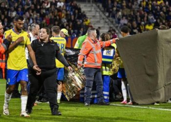 Σοκ στο Βάλβαϊκ – Άγιαξ: Αναίσθητος ο τερματοφύλακας των γηπεδούχων- Έγινε χρήση απινιδωτή (video)