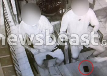 Alldaynews.gr Οι 2 δράστες πίνουν καφέ αφού σkoτώσαν στο ξύλο τον 54χρονο φύλακα -Πέταξαν το κινητό του και περαστικός πήρε τηλέφωνο τη σύζυγο