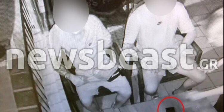 Alldaynews.gr Οι 2 δράστες πίνουν καφέ αφού σkoτώσαν στο ξύλο τον 54χρονο φύλακα -Πέταξαν το κινητό του και περαστικός πήρε τηλέφωνο τη σύζυγο