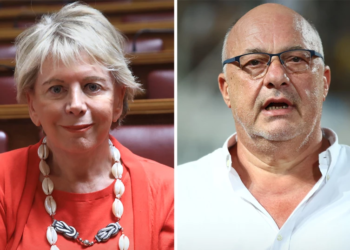 Ο Μπέος δήλωσε «Ποια Ακρίτα; Αυτή που τρώει τη σύνταξη της (πεθαμένης) μάνας της;» και η βουλευτής τού διεμήνυσε πως δεν θα περάσει καθόλου καλά