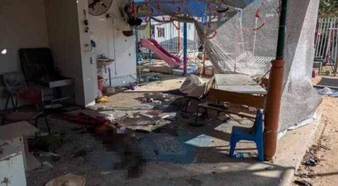 Alldaynews.gr Γροθιά στο στομάχι η επίθεση της Χαμάς σε νηπιαγωγείο: «Πολλά παιδιά σκοτώθηκαν εδώ»