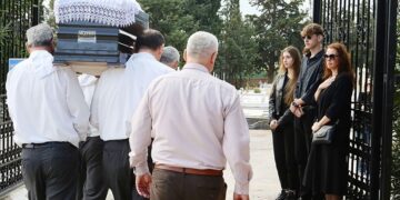 Αίας Μανθόπουλος: Συντετριμμένη η σύντροφός του στην κηδεία του-Τραγικές φιγούρες τα παιδιά του[Φωτογραφίες]