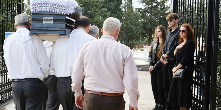Αίας Μανθόπουλος: Συντετριμμένη η σύντροφός του στην κηδεία του-Τραγικές φιγούρες τα παιδιά του[Φωτογραφίες]