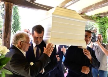 Μαίρη Χρονοπούλου: Έφτασε στο σπίτι της μέσα σε λευκό φέρετρο – Οι πρώτες εικόνες από την “γιορτή”