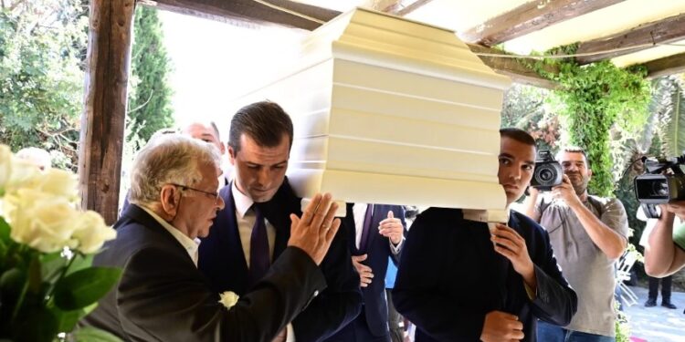 Alldaynews.gr Μαίρη Χρονοπούλου: Έφτασε στο σπίτι της μέσα σε λευκό φέρετρο – Οι πρώτες εικόνες από την “γιορτή”