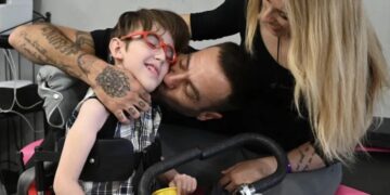 Μαραθώνιος αγάπης με τατουάζ για τον 6χρονο Άγγελο – Προσβλήθηκε από μηνιγγίτιδα και έχει κάνει 36 χειρουργεία