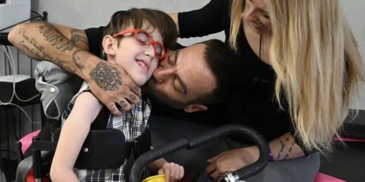 Μαραθώνιος αγάπης με τατουάζ για τον 6χρονο Άγγελο – Προσβλήθηκε από μηνιγγίτιδα και έχει κάνει 36 χειρουργεία