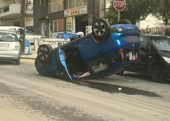 Θεσσαλονίκη: Αυτοκίνητο «τούμπαρε» μετά από σύγκρουση – Στο νοσοκομείο μία γυναίκα