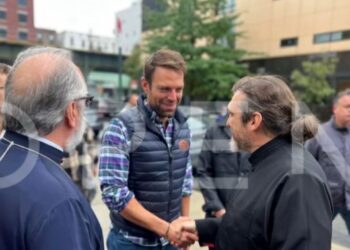 Στέφανος Κασσελάκης: Οι πρώτες εικόνες με τη βέρα στο δεξί σε επίσκεψη σε σχολείο[video]