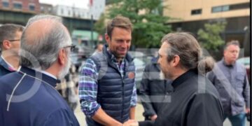 Στέφανος Κασσελάκης: Οι πρώτες εικόνες με τη βέρα στο δεξί σε επίσκεψη σε σχολείο[video]