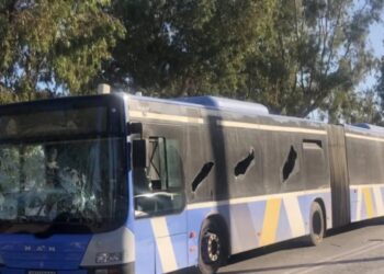 Αρτέμιδα: Άνδρας εκτός εαυτού έσπαγε τα τζάμια λεωφορείου και φώναζε «θα σας σκοτώσω»