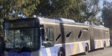 Alldaynews.gr Αρτέμιδα: Άνδρας εκτός εαυτού έσπαγε τα τζάμια λεωφορείου και φώναζε «θα σας σκοτώσω»