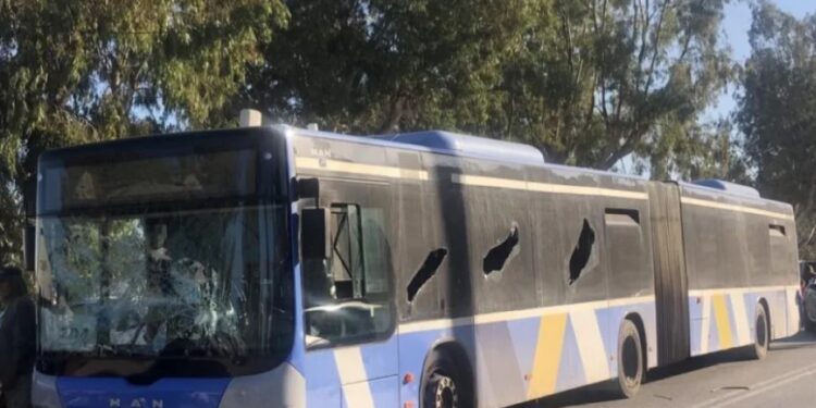 Alldaynews.gr Αρτέμιδα: Άνδρας εκτός εαυτού έσπαγε τα τζάμια λεωφορείου και φώναζε «θα σας σκοτώσω»