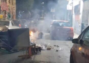 Εξάρχεια: Επεισόδια με οδοφράγματα, μολότοφ και χημικά μετά από τραυματισμό 16χρονης στο κεφάλι