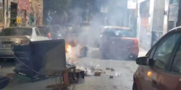 Alldaynews.gr Εξάρχεια: Επεισόδια με οδοφράγματα, μολότοφ και χημικά μετά από τραυματισμό 16χρονης στο κεφάλι