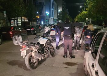 Αναστάτωση στο κέντρο της Λάρισας: Νεαρός κυκλοφορούσε με ψεύτικο πιστόλι – Προσήχθη από την Αστυνομία